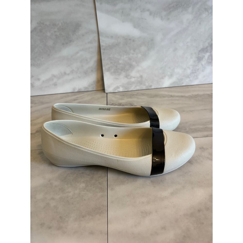 Crocs Brynn Patent Leather Strap Round-Toe Ballerina Shoes Women 7 Cream Black